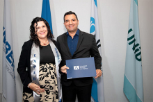 Entrega de títulos en Costa Rica